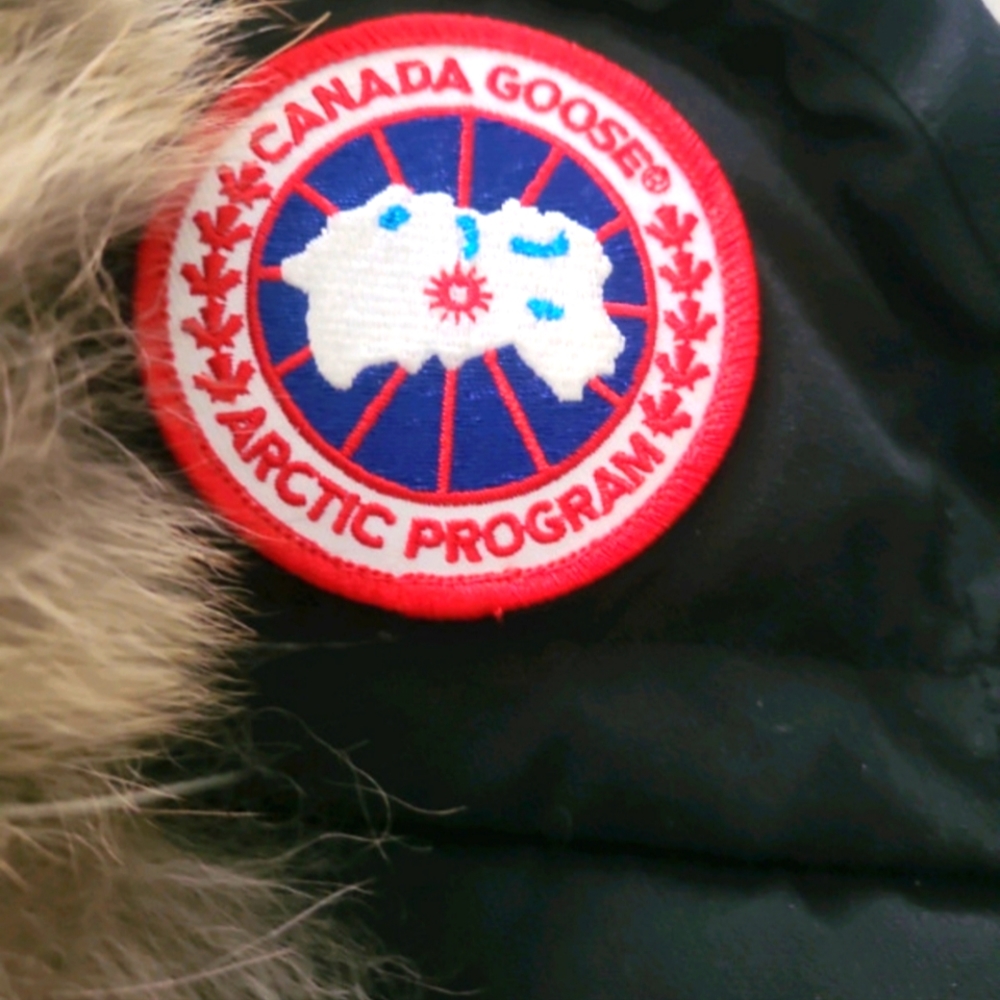 Brand New Canada Goose Aviator Coyote Fur Hat - Black size S/M - Picture 2 of 3
